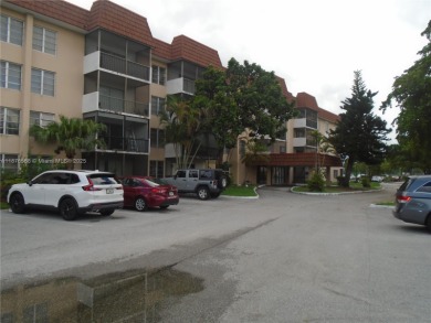 Excellent Opportunity in Inverrary! 2nd-floor 2-bedroom, 2-bath on Woodlands Country Club in Florida - for sale on GolfHomes.com, golf home, golf lot