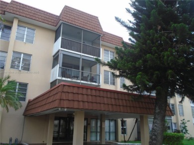 Excellent Opportunity in Inverrary! 2nd-floor 2-bedroom, 2-bath on Woodlands Country Club in Florida - for sale on GolfHomes.com, golf home, golf lot