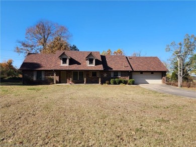 Nice 3 bedroom, 2 bath home on approx. 1.19-acre lot. Located on on Vache-Grasse Country Club in Arkansas - for sale on GolfHomes.com, golf home, golf lot