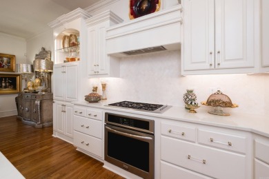 Beautiful home in the desirable gated neighborhood, The OAKS in on Chenal Country Club - Bear Den Mountain in Arkansas - for sale on GolfHomes.com, golf home, golf lot