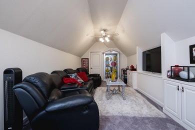 Beautiful home in the desirable gated neighborhood, The OAKS in on Chenal Country Club - Bear Den Mountain in Arkansas - for sale on GolfHomes.com, golf home, golf lot