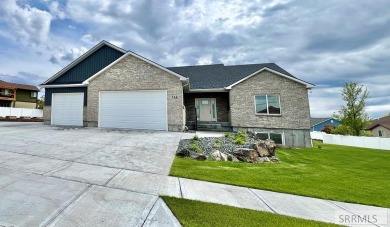 Inviting, desirable, light-filled home is immaculate and move-in on Sage Lakes Municipal Golf Course in Idaho - for sale on GolfHomes.com, golf home, golf lot