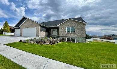 Inviting, desirable, light-filled home is immaculate and move-in on Sage Lakes Municipal Golf Course in Idaho - for sale on GolfHomes.com, golf home, golf lot
