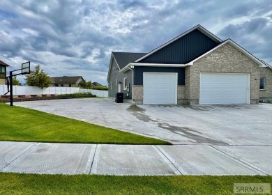 Inviting, desirable, light-filled home is immaculate and move-in on Sage Lakes Municipal Golf Course in Idaho - for sale on GolfHomes.com, golf home, golf lot