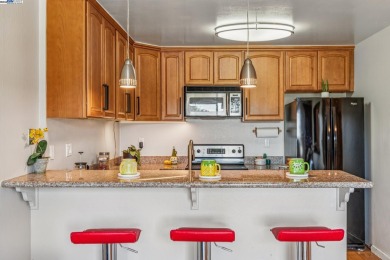 Cozy 3-bedroom townhome in Garden Isle.   The open floor plan on Chuck Corica Golf Complex in California - for sale on GolfHomes.com, golf home, golf lot