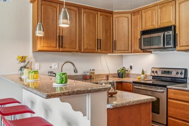 Cozy 3-bedroom townhome in Garden Isle.   The open floor plan on Chuck Corica Golf Complex in California - for sale on GolfHomes.com, golf home, golf lot
