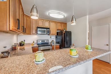 Cozy 3-bedroom townhome in Garden Isle.   The open floor plan on Chuck Corica Golf Complex in California - for sale on GolfHomes.com, golf home, golf lot