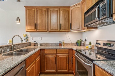 Cozy 3-bedroom townhome in Garden Isle.   The open floor plan on Chuck Corica Golf Complex in California - for sale on GolfHomes.com, golf home, golf lot