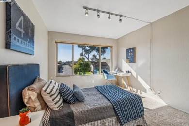 Cozy 3-bedroom townhome in Garden Isle.   The open floor plan on Chuck Corica Golf Complex in California - for sale on GolfHomes.com, golf home, golf lot