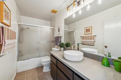 Cozy 3-bedroom townhome in Garden Isle.   The open floor plan on Chuck Corica Golf Complex in California - for sale on GolfHomes.com, golf home, golf lot