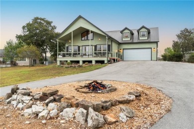 Discover this beautifully updated 3 bedroom, 3 bathroom home on on Holiday Island Executive Golf Course in Arkansas - for sale on GolfHomes.com, golf home, golf lot