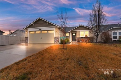 This inviting home features soaring vaulted ceilings upgraded on Hunters Point Golf Club in Idaho - for sale on GolfHomes.com, golf home, golf lot