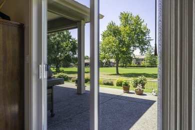 Stunning, contemporary single level 3 bed, 3 bath home perfectly on Rogue Valley Country Club in Oregon - for sale on GolfHomes.com, golf home, golf lot