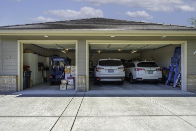 Stunning, contemporary single level 3 bed, 3 bath home perfectly on Rogue Valley Country Club in Oregon - for sale on GolfHomes.com, golf home, golf lot