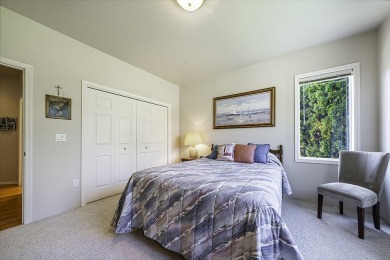Stunning, contemporary single level 3 bed, 3 bath home perfectly on Rogue Valley Country Club in Oregon - for sale on GolfHomes.com, golf home, golf lot