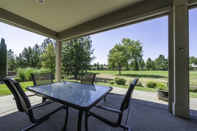 Stunning, contemporary single level 3 bed, 3 bath home perfectly on Rogue Valley Country Club in Oregon - for sale on GolfHomes.com, golf home, golf lot