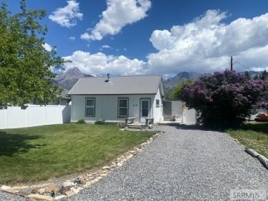 Attractive home in a great location in Mackay, ID. This charming on River Park Golf Course and RV Pk in Idaho - for sale on GolfHomes.com, golf home, golf lot