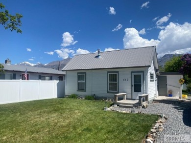 Attractive home in a great location in Mackay, ID. This charming on River Park Golf Course and RV Pk in Idaho - for sale on GolfHomes.com, golf home, golf lot