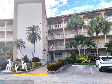 IMMACULATE FURNISHED TURN-KEY 2BR/2BTH! OPEN KITCHEN CONCEPT on Wynmoor Golf Course in Florida - for sale on GolfHomes.com, golf home, golf lot