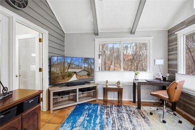 Welcome to 21 Starboard Tack, a 3BR/3BA home located in the on Keowee Key Golf and Country Club in South Carolina - for sale on GolfHomes.com, golf home, golf lot