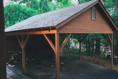 Welcome to this charming home nestled within the private, gated on Holly Lake Ranch Golf Club in Texas - for sale on GolfHomes.com, golf home, golf lot