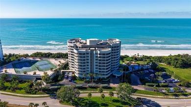 Located behind the gates of the Longboat Key Club, this updated on Links on Longboat Golf Club in Florida - for sale on GolfHomes.com, golf home, golf lot