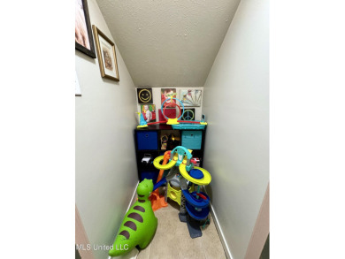 Beautifully updated 4 bedroom home is walking distance to the on Castlewoods Golf Club in Mississippi - for sale on GolfHomes.com, golf home, golf lot