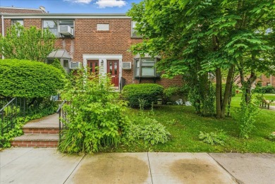 Welcome to this corner one-bedroom upper unit in the Clearview on Clearview Park Golf Course in New York - for sale on GolfHomes.com, golf home, golf lot