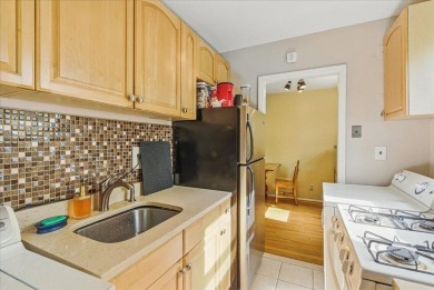 Welcome to this corner one-bedroom upper unit in the Clearview on Clearview Park Golf Course in New York - for sale on GolfHomes.com, golf home, golf lot