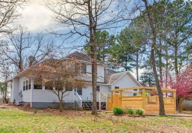 You'll enjoy this Holiday Island getaway on the 19-hole golf on Holiday Island Golf Course in Arkansas - for sale on GolfHomes.com, golf home, golf lot