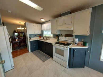 This Charming 2 Bedroom 2 Bath is Move In Ready and comes on Lakes at Leesburg Golf Course in Florida - for sale on GolfHomes.com, golf home, golf lot