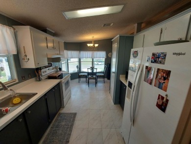 This Charming 2 Bedroom 2 Bath is Move In Ready and comes on Lakes at Leesburg Golf Course in Florida - for sale on GolfHomes.com, golf home, golf lot