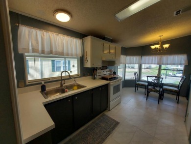 This Charming 2 Bedroom 2 Bath is Move In Ready and comes on Lakes at Leesburg Golf Course in Florida - for sale on GolfHomes.com, golf home, golf lot