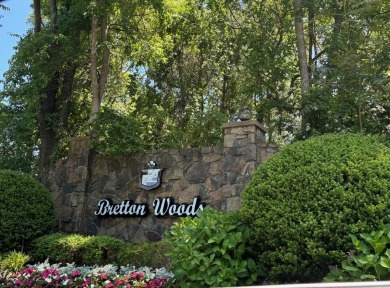 Amenities! Amenities! This 2 bedroom, 1 bath, pet friendly condo on Bretton Woods Country Club in New York - for sale on GolfHomes.com, golf home, golf lot