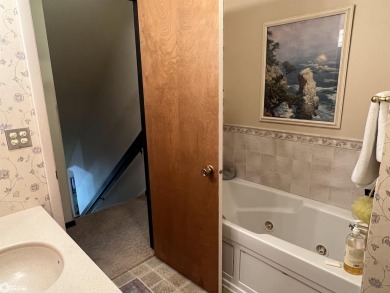 ***72-HOUR CLAUSE***  CONTINUE TO SHOW.  Beautifully designed 4 on Fairfield Golf and Country Club in Iowa - for sale on GolfHomes.com, golf home, golf lot