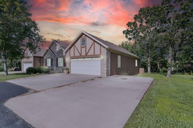 Charming 3BR/2BA Half Duplex in Gated Golf Community - on Ledgestone Country Club and Golf Course in Missouri - for sale on GolfHomes.com, golf home, golf lot
