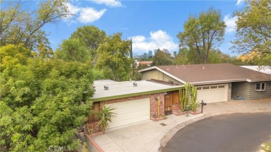 Welcome to your delightful, light and bright 2-bedroom on Woodland Hills Country Club in California - for sale on GolfHomes.com, golf home, golf lot