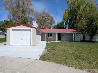 Step into this beautifully updated 3-bedroom, 2-bathroom home on Pinecrest Golf Club in Idaho - for sale on GolfHomes.com, golf home, golf lot