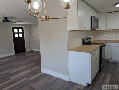 Step into this beautifully updated 3-bedroom, 2-bathroom home on Pinecrest Golf Club in Idaho - for sale on GolfHomes.com, golf home, golf lot