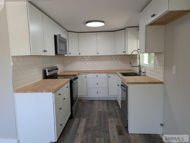 Step into this beautifully updated 3-bedroom, 2-bathroom home on Pinecrest Golf Club in Idaho - for sale on GolfHomes.com, golf home, golf lot