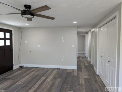 Step into this beautifully updated 3-bedroom, 2-bathroom home on Pinecrest Golf Club in Idaho - for sale on GolfHomes.com, golf home, golf lot