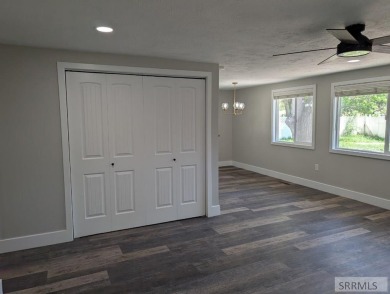 Step into this beautifully updated 3-bedroom, 2-bathroom home on Pinecrest Golf Club in Idaho - for sale on GolfHomes.com, golf home, golf lot