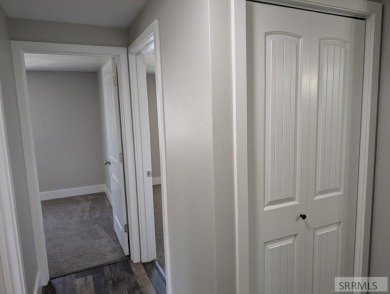 Step into this beautifully updated 3-bedroom, 2-bathroom home on Pinecrest Golf Club in Idaho - for sale on GolfHomes.com, golf home, golf lot