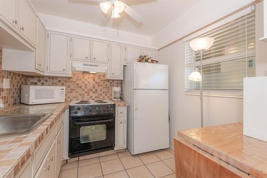 PRICE TO SELL. Beautiful condo, one bedroom, one bathroom condo on  in Florida - for sale on GolfHomes.com, golf home, golf lot