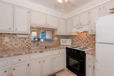 PRICE TO SELL. Beautiful condo, one bedroom, one bathroom condo on  in Florida - for sale on GolfHomes.com, golf home, golf lot