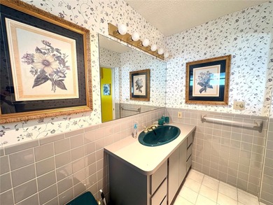 Welcome to easy Florida living in Unit 4 of The Mainlands of on Mainlands Golf Club in Florida - for sale on GolfHomes.com, golf home, golf lot