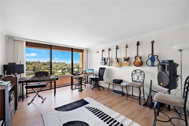 This condo is located in the popular SENIOR community of Laguna on Leisure Village Par 3 Golf Course in California - for sale on GolfHomes.com, golf home, golf lot