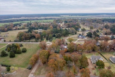 Stunning Home In Senatobia Awaits You! 4-bedroom, 3.5-bath home on Back Acres Country Club in Mississippi - for sale on GolfHomes.com, golf home, golf lot