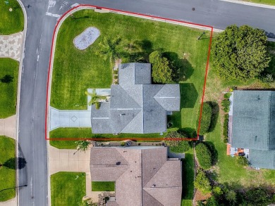 BOND PAID on this 2-bedroom, 2-bathroom Maverick model home in on The Links of Spruce Creek in Florida - for sale on GolfHomes.com, golf home, golf lot