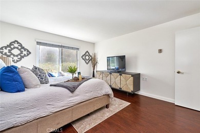 This beautifully maintained 2-bedroom, 2-bath home offers a on Leisure Village Par 3 Golf Course in California - for sale on GolfHomes.com, golf home, golf lot